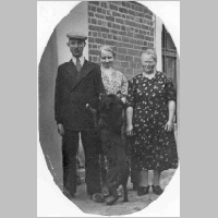086-0145 Das Ehepaar Otto und Amalie Wilkeneit mit Tochter Erna im Jahre 1943.jpg